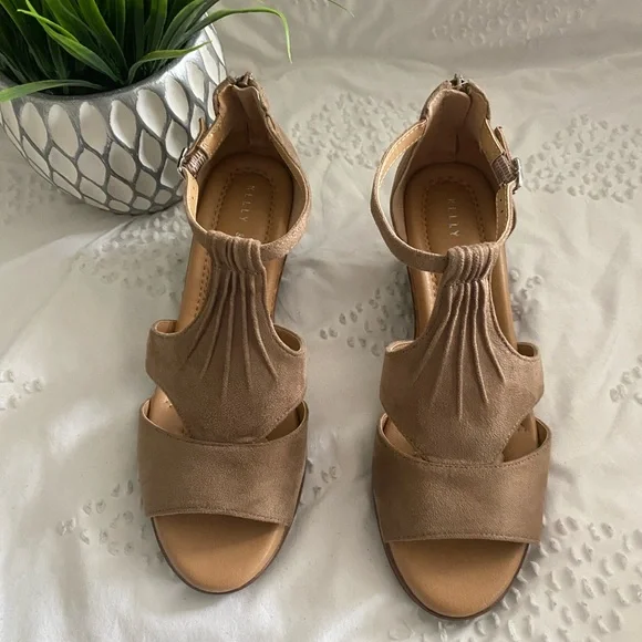 Kelly & Katie Women’s Tan Wedge Sandals with T-Strap Size 8 - Picture 3 of 4